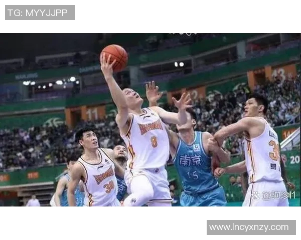 广州篮球队反击体系解析:战术运用与实战效果探讨 广州篮球队反击体系解析:战术运用与实战效果探讨