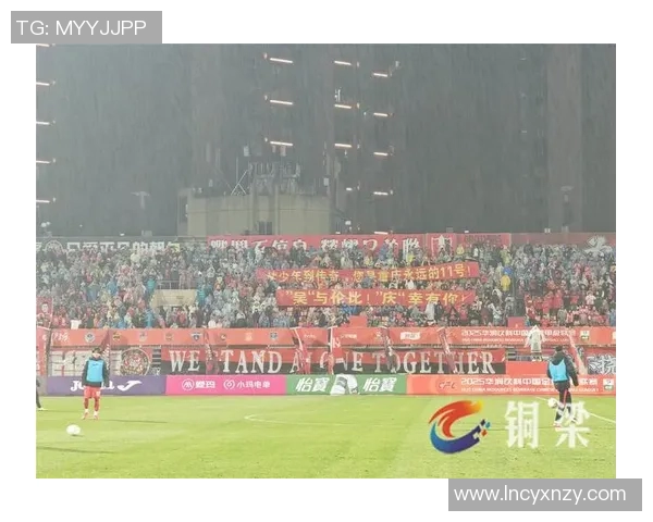 重庆足球队的拼搏历程与荣耀时刻全景纪实 重庆足球队的拼搏历程与荣耀时刻全景纪实