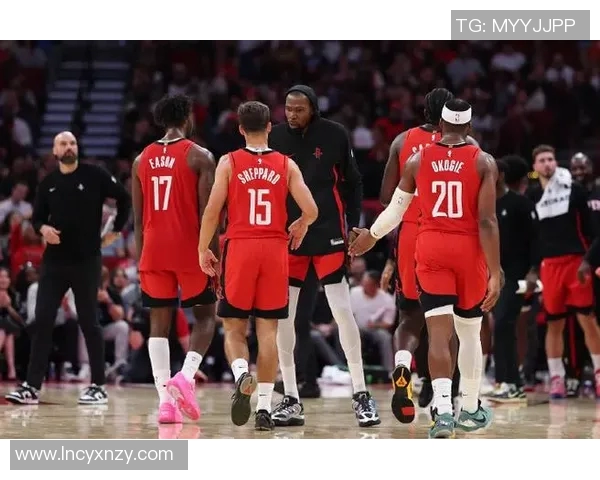 湖人对决热火杜兰特的精彩表现引发球迷热议与期待 湖人对决热火杜兰特的精彩表现引发球迷热议与期待