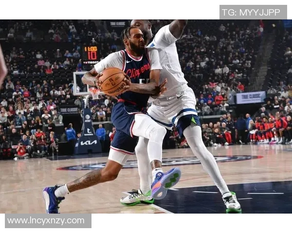 快船与开拓者激战正酣谁能在季后赛争夺中脱颖而出