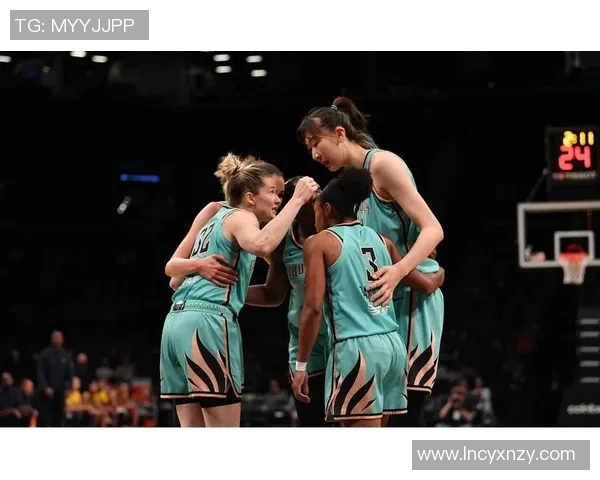 王牌队与神秘人队的巅峰对决WNBA赛季精彩瞬间回顾与分析